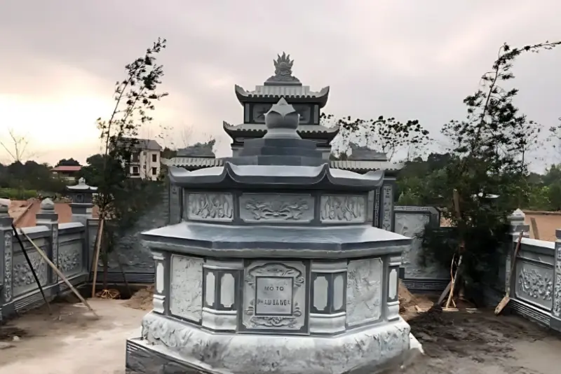 Mẫu lăng mộ tổ đá bát giác với thiết kế mái đao truyền thống