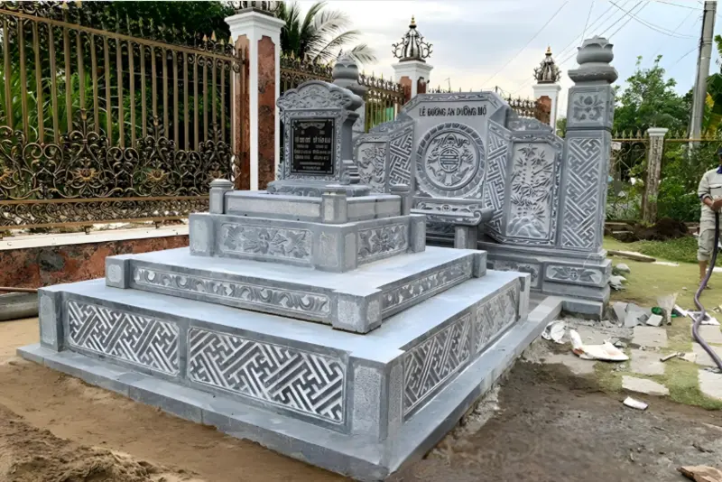 Mẫu lăng mộ tổ đá với các bậc tam cấp thể hiện sự uy nghi