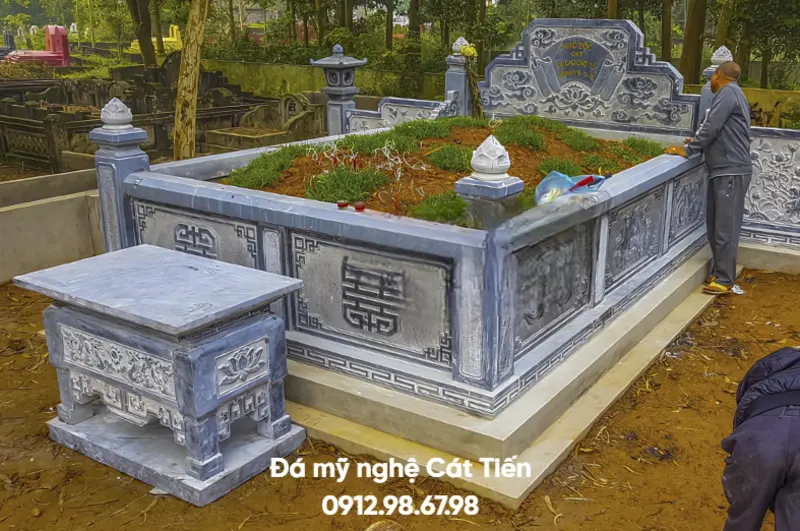 Đá mỹ nghệ Cát Tiến cung cấp mẫu lăng mộ tổ đá được chế tác từ đá xanh đen nguyên khối, gồm kiến trúc hình vuông tạo sự uy nghi