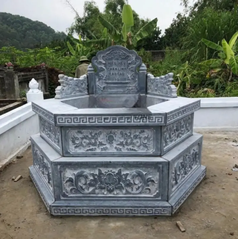 Mẫu lăng mộ tổ đá bát giác được chạm khắc hoa văn tinh xảo