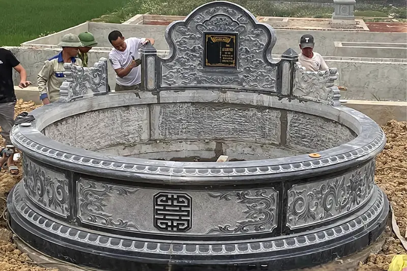 Mẫu lăng mộ tổ đá tròn được chế tác từ đá xanh đen tự nhiên, hoa văn chạm khắc tỉ mỉ