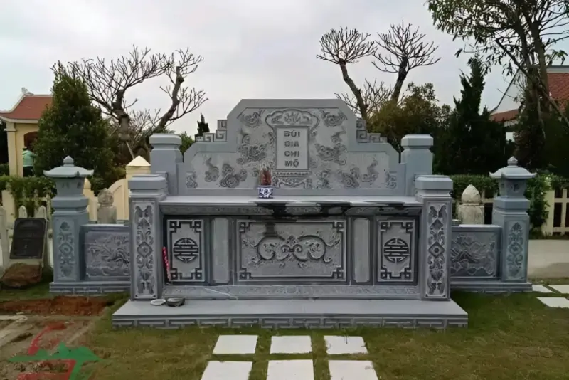 Lăng mộ tổ đá vuông gồm các hoa văn sen truyền thống được chạm khắc tinh xảo