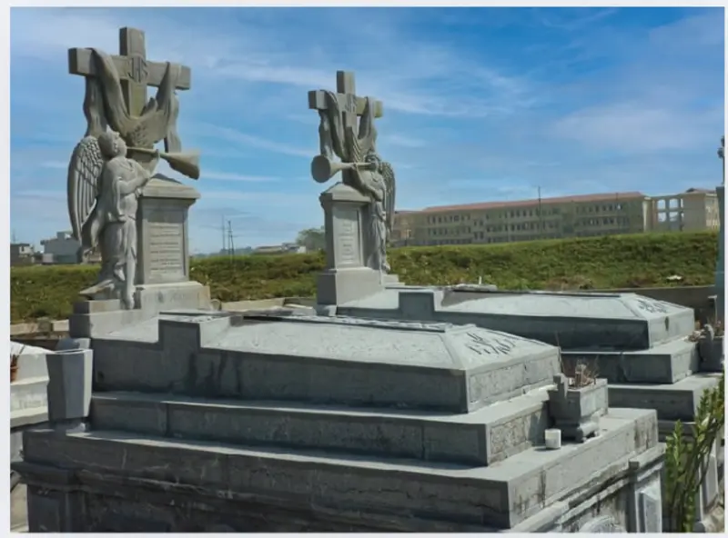 Mẫu mộ đá Công giáo với họa tiết thiên thần tượng trưng cho sự đồng hành, dõi theo của Chúa