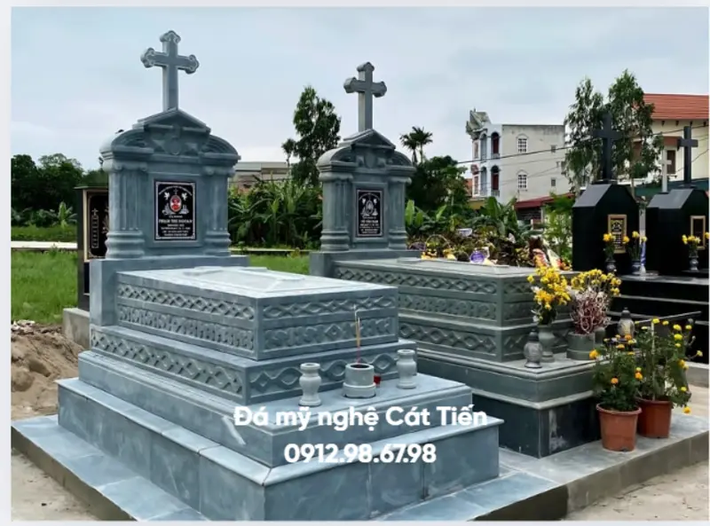 Đá mỹ nghệ Cát Tiến cung cấp mẫu mộ đá Công giáo hoa tiết hình học đơn giản nhưng vẫn giữ được vẻ trang nghiêm, bề thế