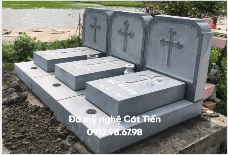 Đá mỹ nghệ Cát Tiến cung cấp mẫu mộ đá Công giáo hoạt tiết cây thánh giá tối giản, chuẩn phong thủy trong Công giáo