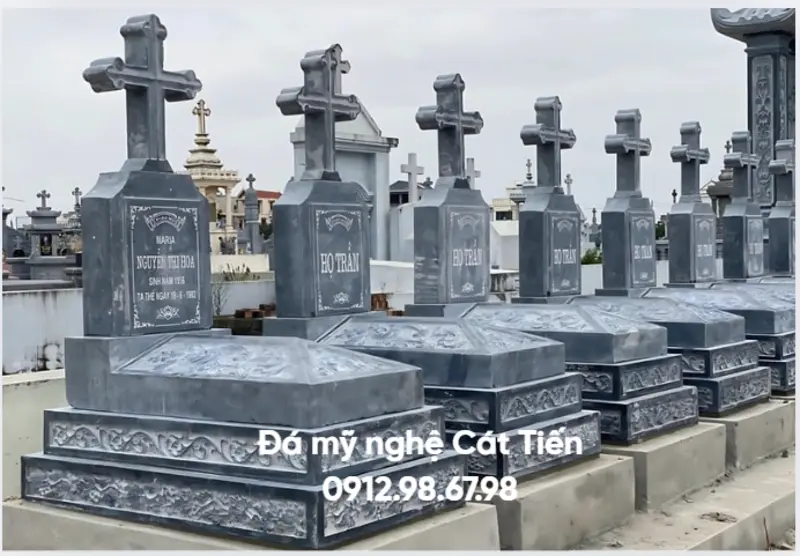 Đá mỹ nghệ Cát Tiến cung cấp mẫu mộ Công giáo đẹp, được chế tác bằng đá xanh đen bền bỉ theo thời gian