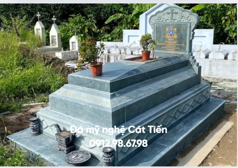 Đá mỹ nghệ Cát Tiến cung cấp mẫu mộ Công giáo tam cấp với họa tiết hình học đơn giản nhưng đầy trang trọng