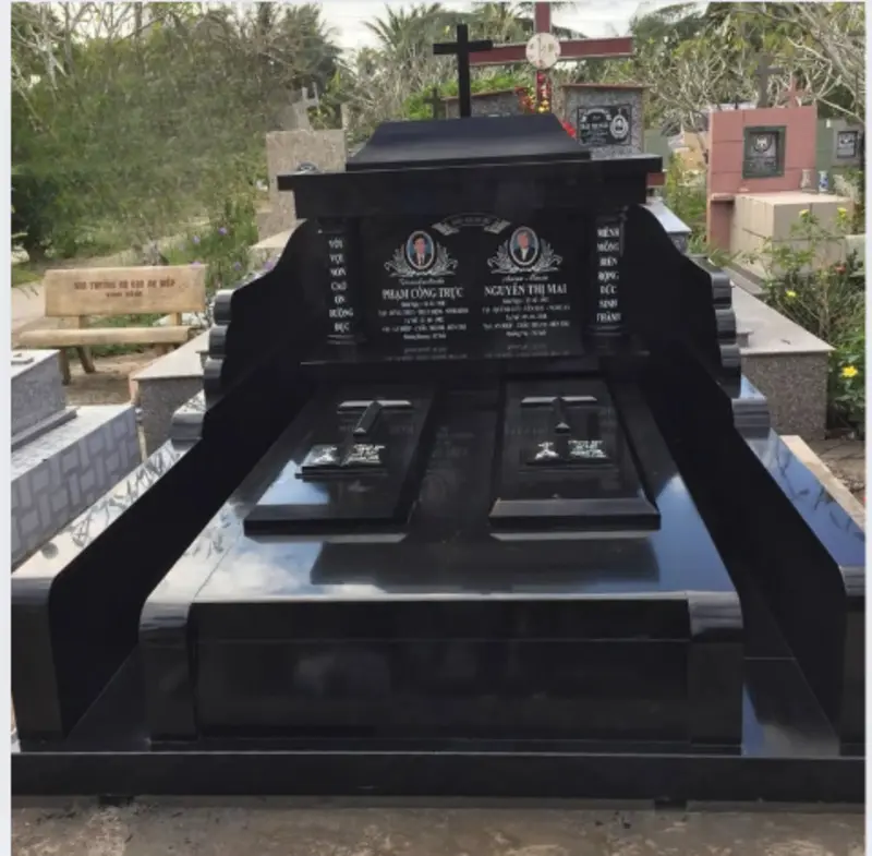 Mẫu mộ Công giáo chế tác từ đá hoa cương (Granite) toát lên vẻ trang trọng, bí ẩn