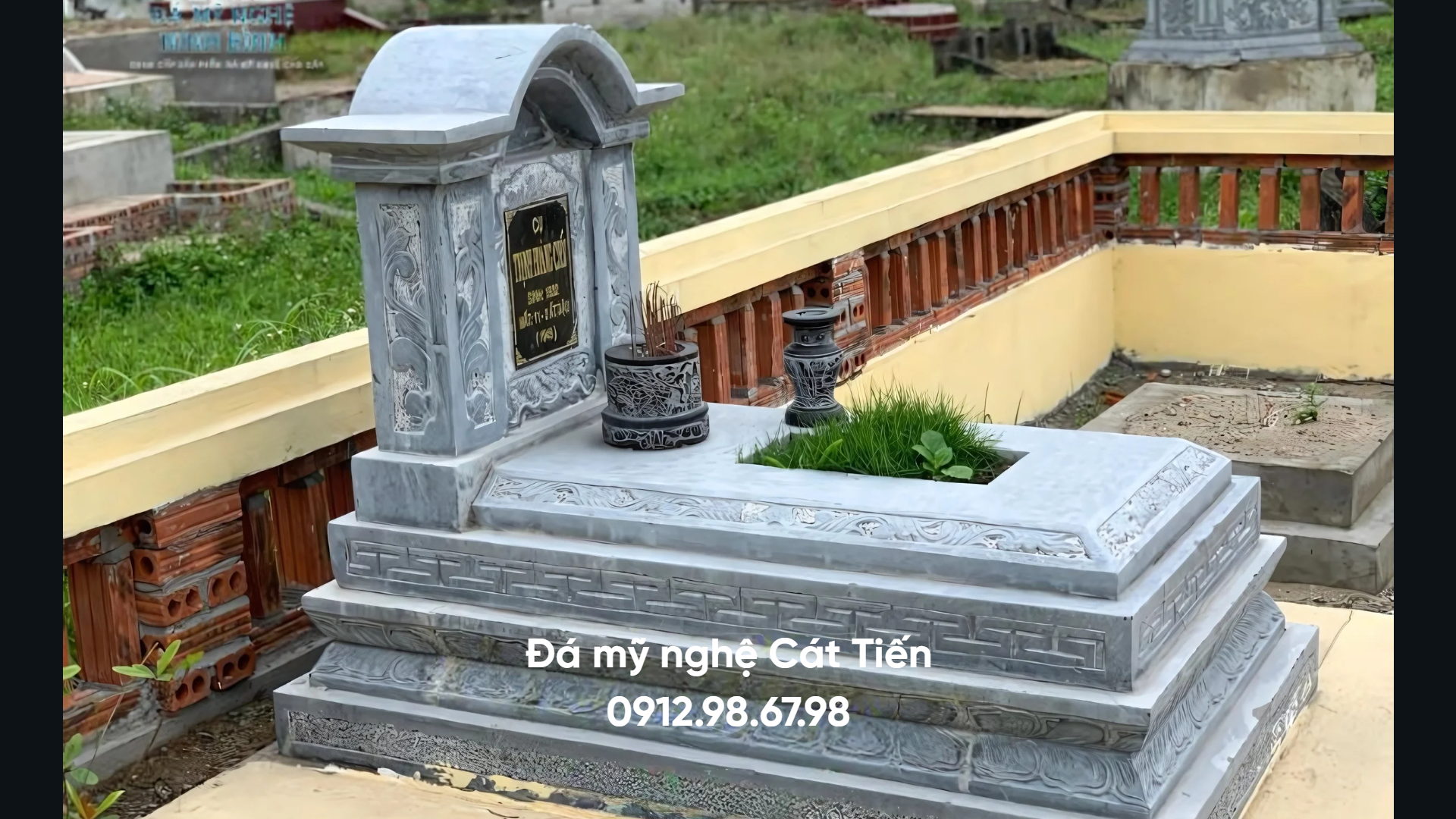 Mẫu mộ một mái đá xanh đen được thiết kế tinh tế, vừa tối ưu diện tích, vừa giữ được nét bề thế, trang nghiêm