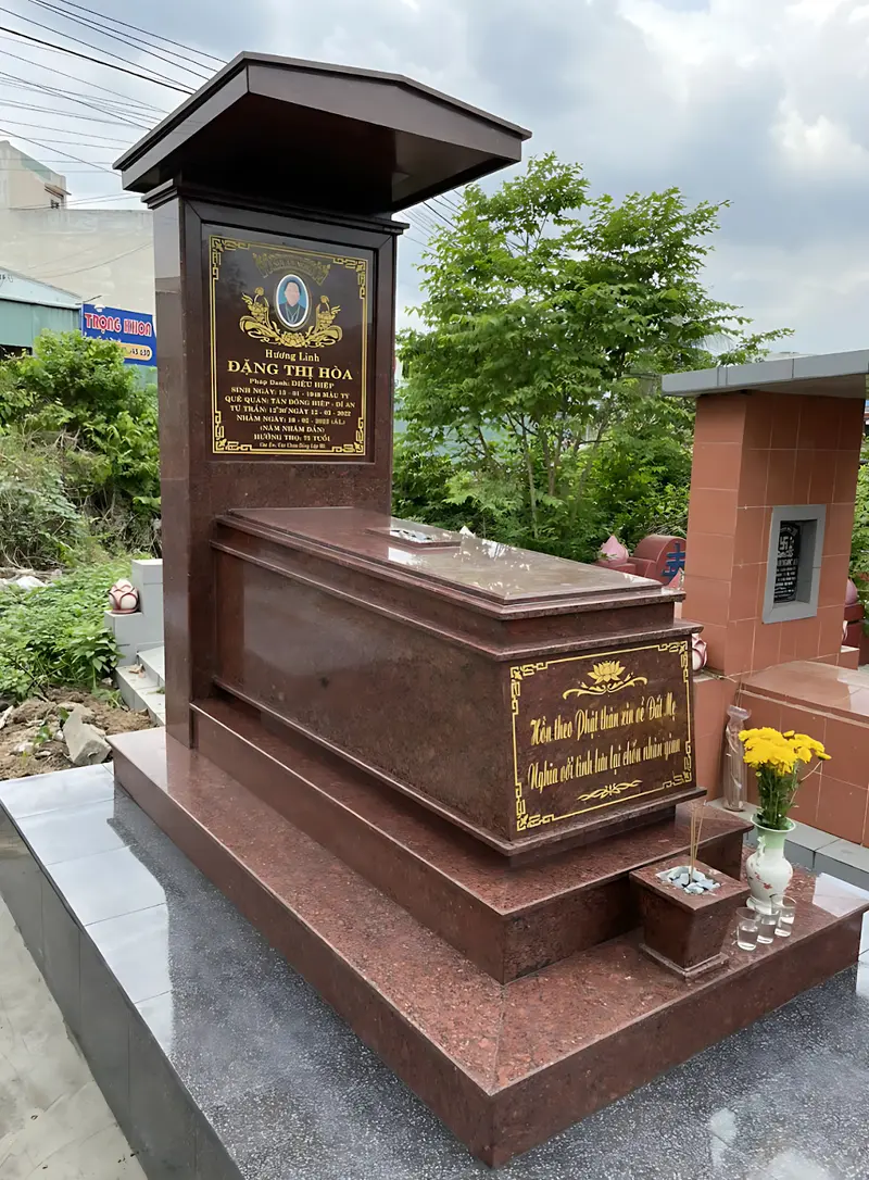 Mộ ốp đá hoa cương Đỏ Ruby có bề mặt láng bóng, dễ dàng chạm khắc các chi tiết, ít bám bụi bẩn, rong rêu