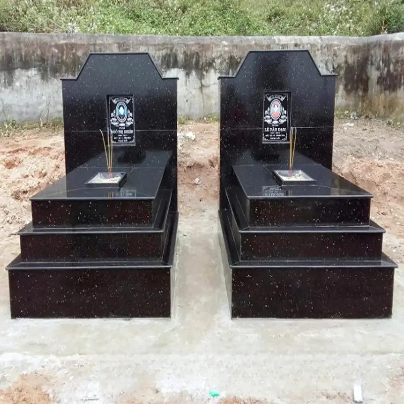 Màu đen tạo cảm giác hài hòa và trang nghiêm cho mộ phần