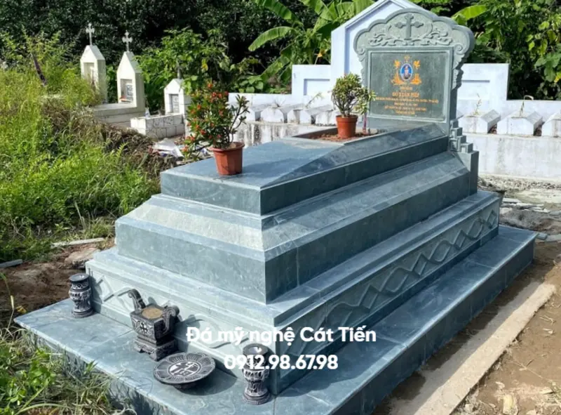 Đá mỹ nghệ Cát Tiến cung cấp mẫu mộ đá Công Giáo được chế tác từ đá tự nhiên nguyên khối