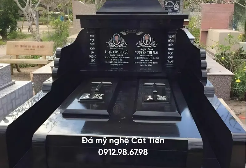 Đá mỹ nghệ Cát Tiến cung cấp mẫu mộ đá Granite với bề mặt đen bóng, đảm bảo thẩm mỹ và độ bền vượt trội