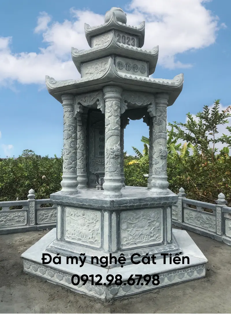 Đá mỹ nghệ Cát Tiến cung cấp mẫu mộ đá bát giác được chế tác từ đá xanh đen, hoa văn trên mộ được chạm khắc tinh tế