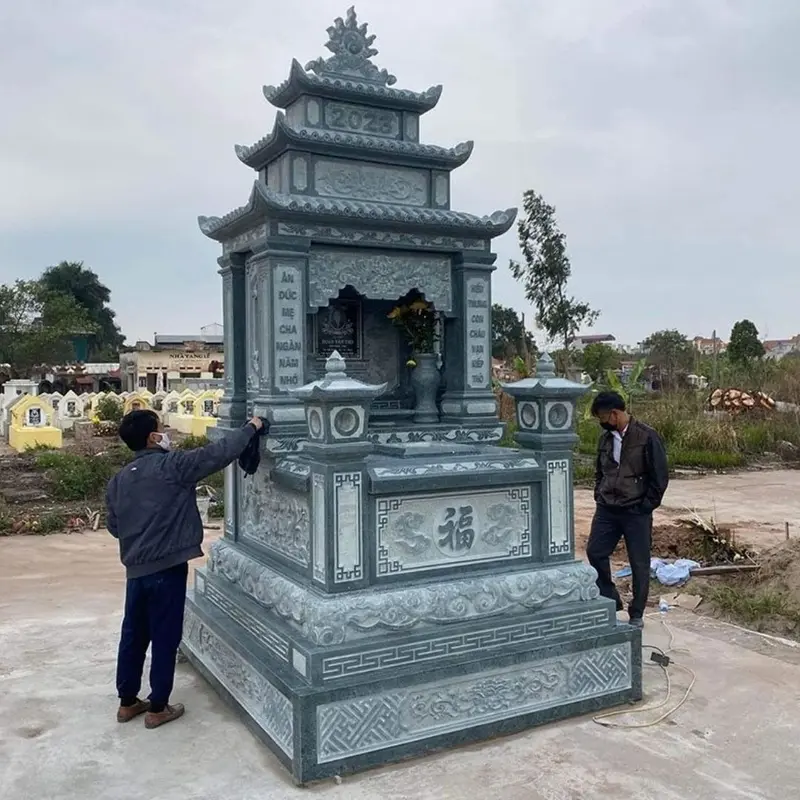 Mẫu mộ đá xanh rêu ba mái hoa văn truyền thống