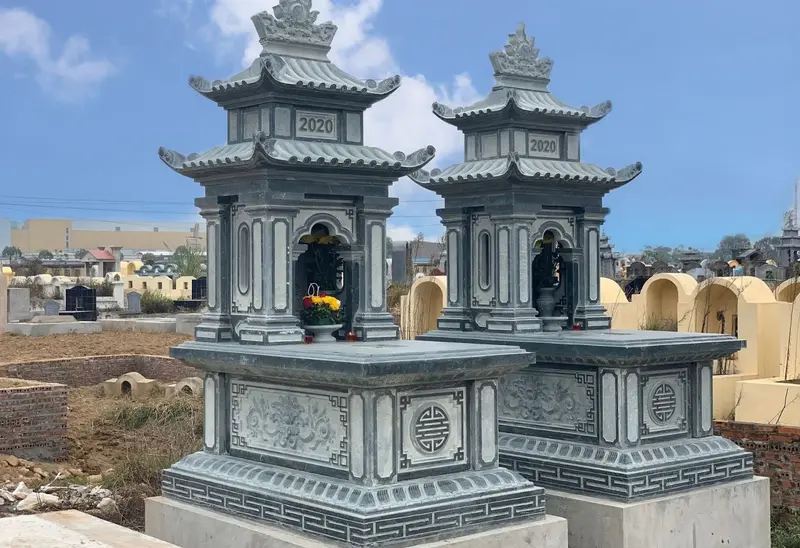 Mẫu mộ đá hai mái nguyên khối hoa văn truyền thống