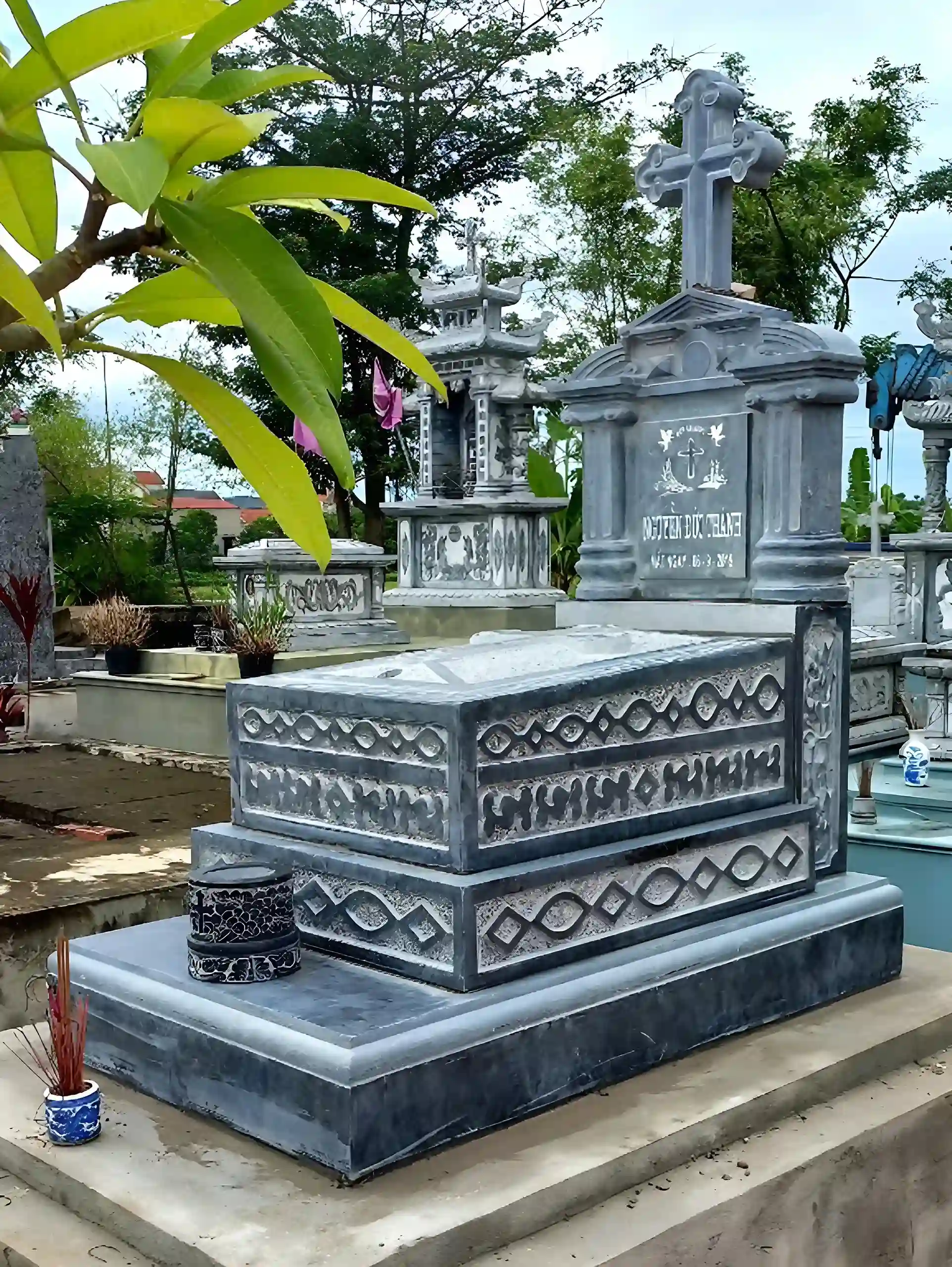 Mẫu mộ đá công giáo xanh rêu CT41 thi công tại Nghệ An năm 2024