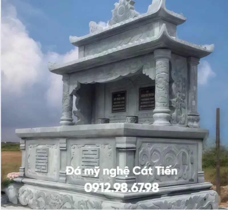 Mẫu mộ đá đôi chế tác bằng đá trắng, chạm khắc tinh xảo với các họa tiết truyền thống