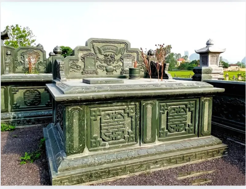 Mẫu mộ đá đôi chế tác bằng đá xanh rêu bền bỉ với thời tiết, với các họa tiết truyền thống trang trọng