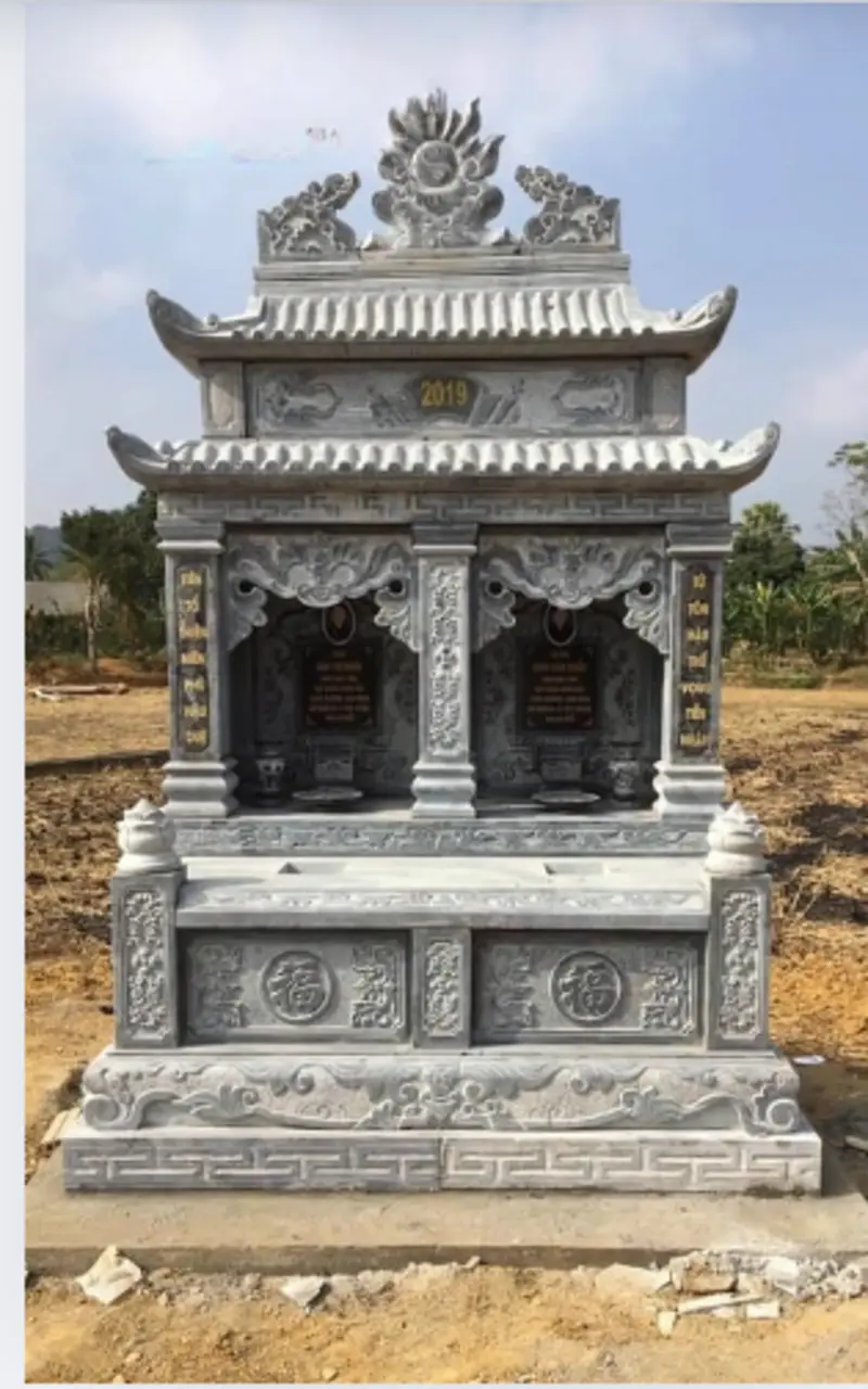 Mẫu đá mộ đôi xanh đen kết hợp với đường nét chạm khắc tinh xảo mang đến vẻ đẹp thuần khiết, thanh cao và trang trọng