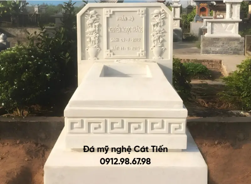 Mộ đá đơn được chế tác từ đá trắng nguyên khối với hoa văn sen tinh xảo
