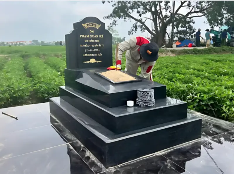 Mộ đá đơn được chế tác từ đá Granite nguyên khối có thiết kế trang nghiêm và hài hòa