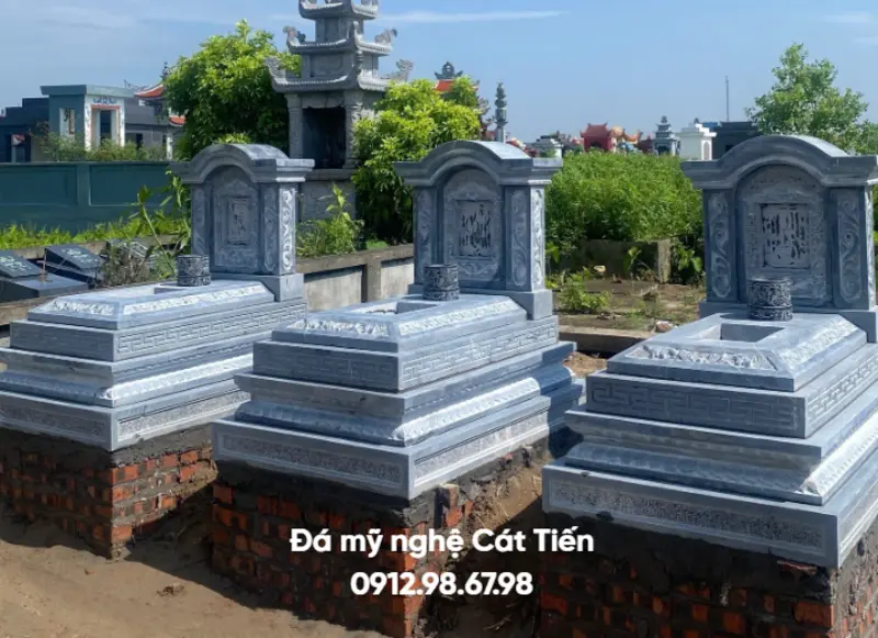 Đá mỹ nghệ Cát Tiến thi công mộ đá đơn từ đá nguyên khối, đảm bảo tiến độ và chi phí hợp lý