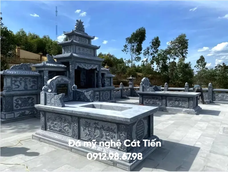 Mộ đá đơn được chế tác từ đá xanh đen được bố trí hài hòa với tổng thể khu lăng mộ