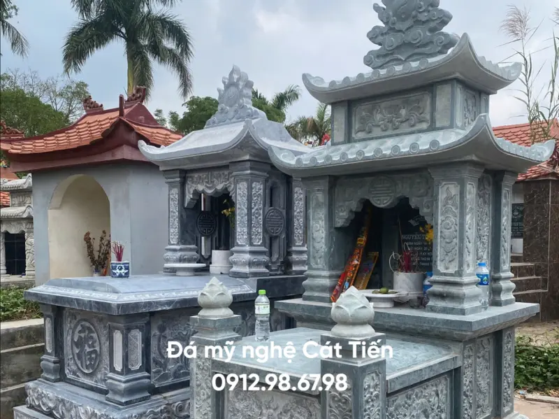 Đá mỹ nghệ Cát Tiến cung cấp mẫu mộ đá đơn hai mái từ đá xanh đen nguyên khối, kết cấu vững chắc được chạm khắc tỉ mỉ