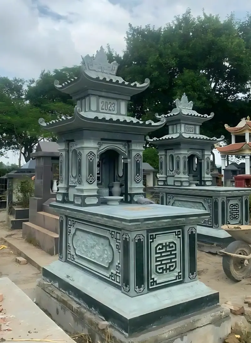 Mẫu mộ đá đơn hai mái được chế tác từ đá xanh rêu nguyên khối với vẻ ngoài bề thế 