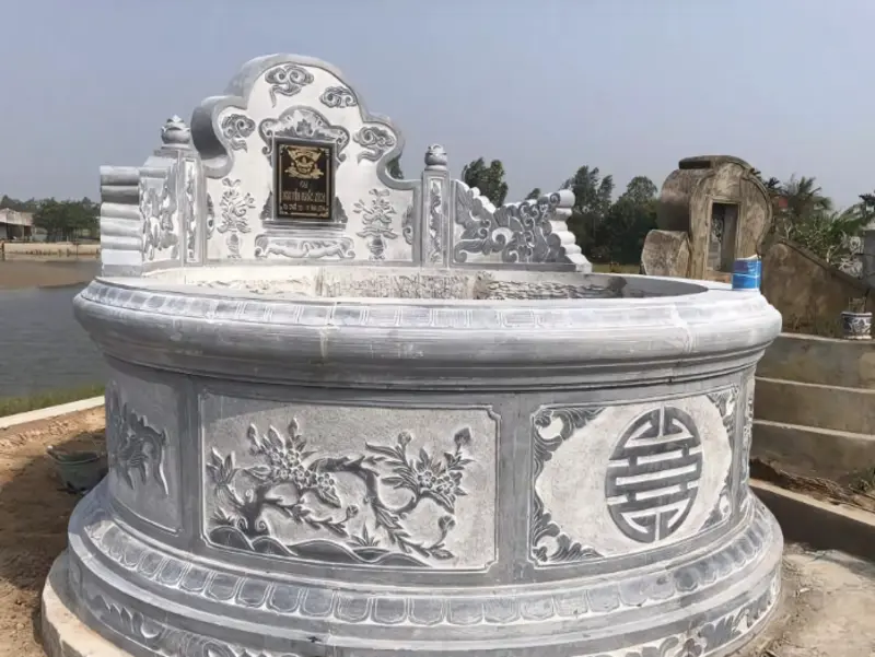 Mộ đá tròn với đường chạm khắc tinh tế, thường xếp theo nhiều tầng tạo cảm giác vững chãi và bề thế