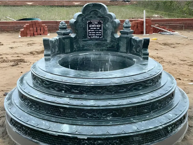 Mộ đá tròn tượng trưng cho sự viên mãn và vĩnh hằng, tạo nên vẻ trang nghiêm và hài hòa trong khu lăng mộ 