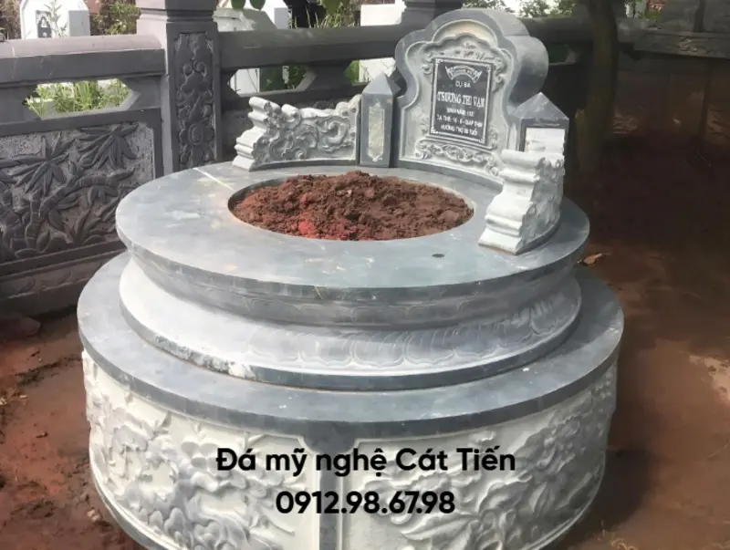 Đá mỹ nghệ Cát Tiến cung cấp mẫu mộ đá tròn cải táng có nhiều tầng phía trên bia đá được chạm khắc tinh xảo