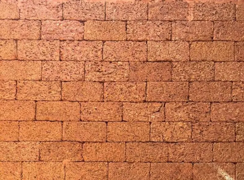 Đá ong màu đỏ nâu đặc trưng với kết cấu lỗ rỗ như tổ ong