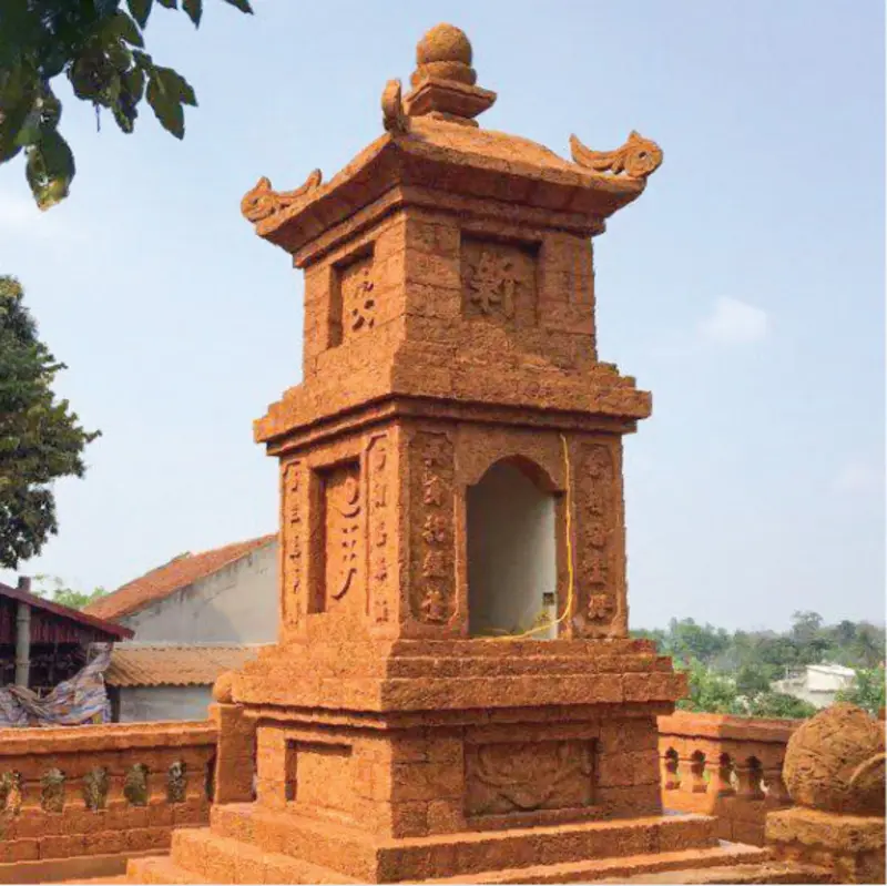 Mộ ốp đá ong được làm từ loại đá laterit với màu đỏ nâu đặc trưng