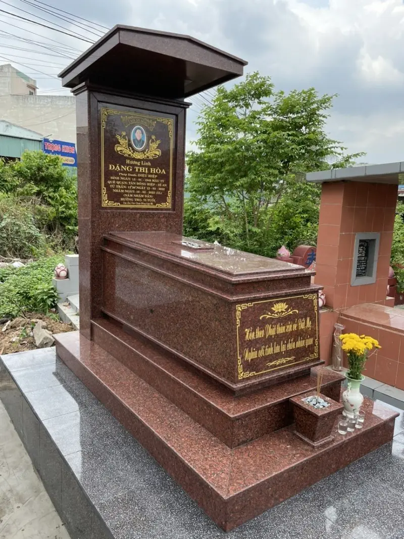 Mộ ốp đá Đỏ Ruby có màu đỏ mận sáng bóng nổi bật