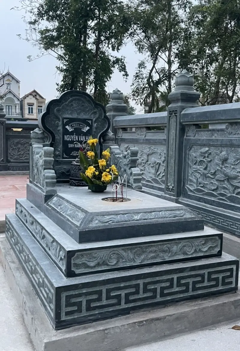 Mẫu mộ tam cấp đẹp bằng đá xanh đen