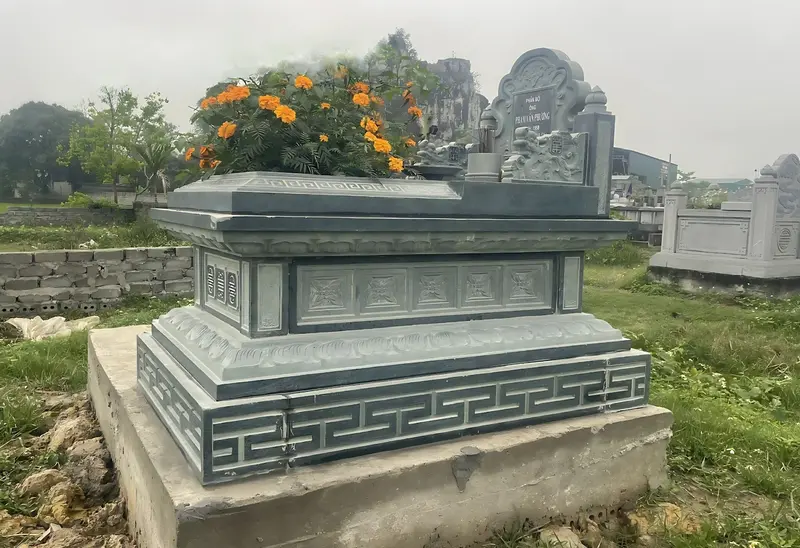 Mẫu mộ đá tam cấp bằng đá xanh rêu đơn giản