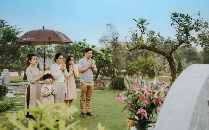 Tiết Thanh Minh là dịp con cháu tảo mộ và chăm sóc phần mộ tổ tiên