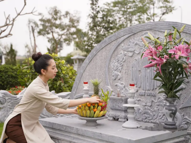 Giữ gìn vệ sinh để khu mộ luôn gọn gàng và trang nghiêm sau khi kết thúc lễ 