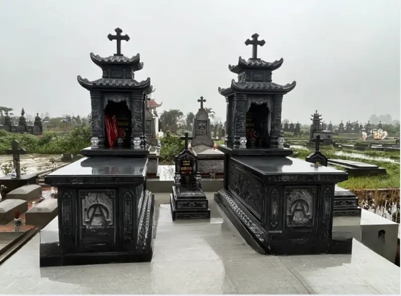 Mẫu lăng mộ đá hoa cương đen tự nhiên, được chạm khắc hoa văn tinh tế trên bề mặt