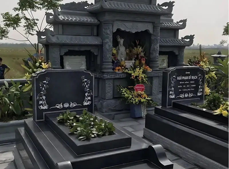 Thiết kế lăng mộ đá hoa cương kết hợp hài hòa giữa yếu tố truyền thống và hiện đại, tạo nên vẻ đẹp trang nghiêm và tinh tế
