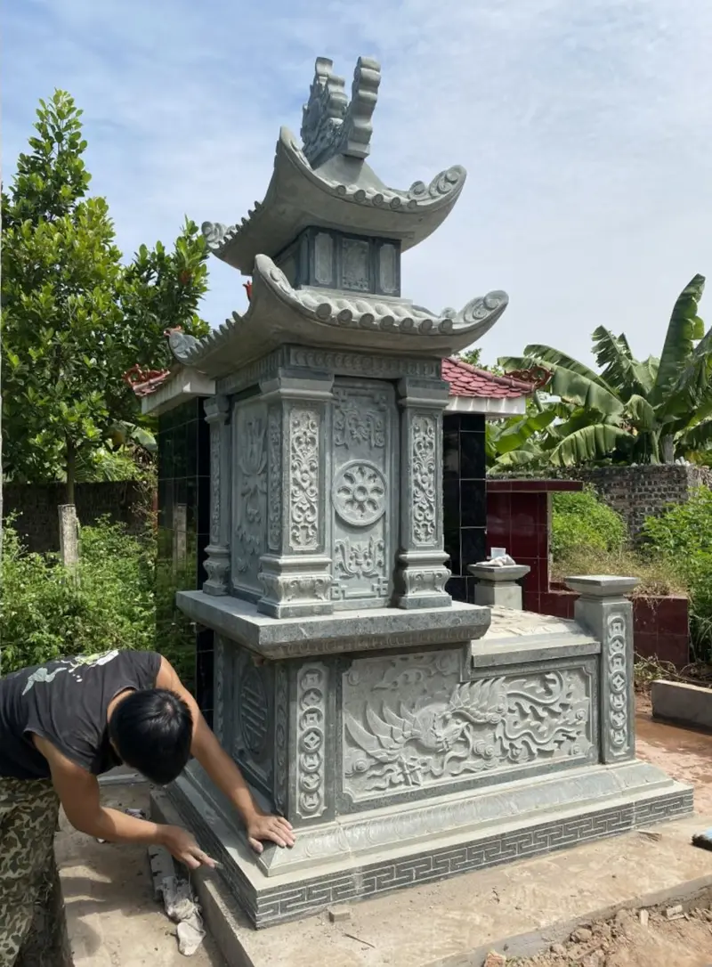 Lăng mộ đá nguyên khối bề thế, được chạm khắc hoa văn truyền thống, nhã nhặn