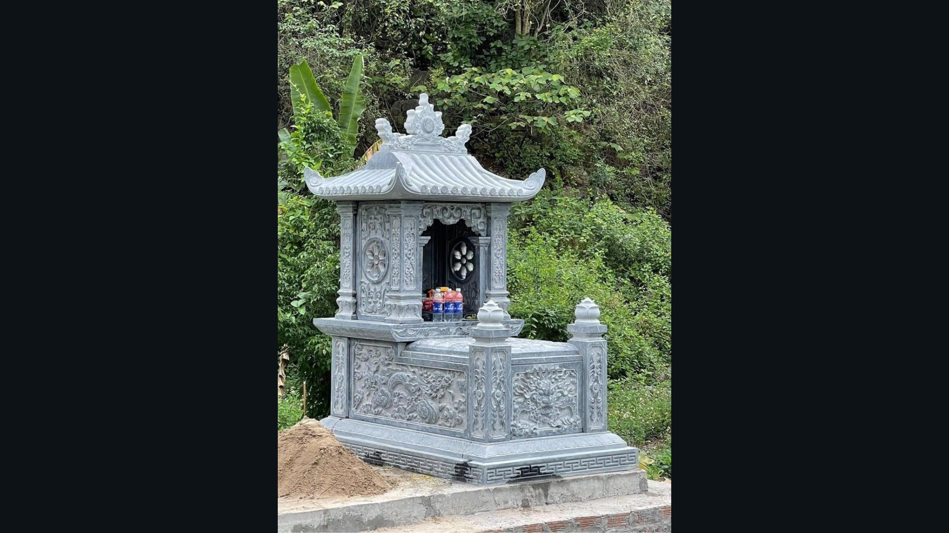 Thiết kế mái một tầng khéo léo cân bằng giữa sự tiết kiệm không gian và vẻ bề thế, uy nghi, tạo nên điểm nhấn tinh tế cho khu mộ