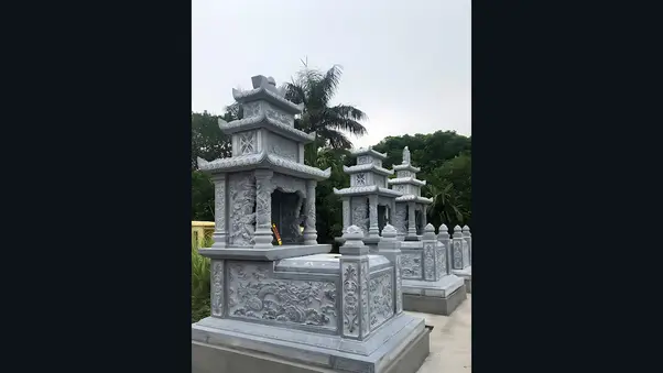 Lăng mộ đá ba mái thường được sử dụng trong các khu lăng mộ tổ lớn hoặc khu trung tâm dòng tộc