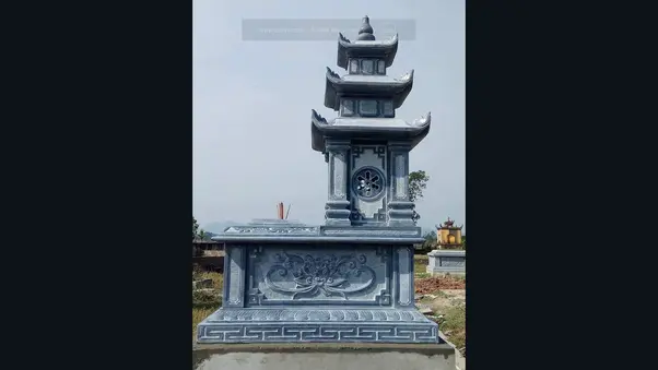 Ba tầng mái vươn cao theo thế tam cấp (tổ tiên - con cháu - hậu duệ) thể hiện sự phát triển, thịnh vượng