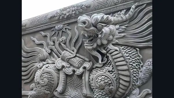 Hoa văn được chạm khắc tinh xảo góp phần tôn vinh giá trị của các lăng mộ