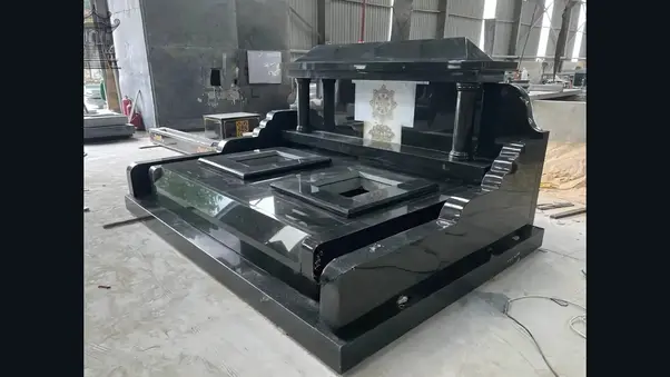 Lăng mộ bằng đá hoa cương thường có bề mặt bóng, tạo cảm giác sang trọng