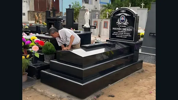 Lăng mộ đá hoa cương có thiết kế đơn giản, hiện đại