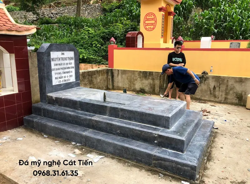 Thi công và lắp đặt mộ tam cấp bằng đá tự nhiên, đảm bảo trang nghiêm và bền vững